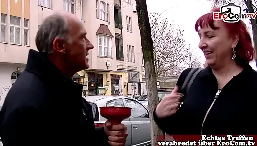 Alman yaşlı ev hanımı sokakta flört ediyor ve sikiliyor