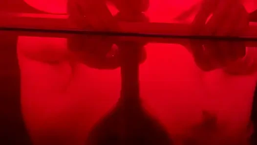 İri güzel kadın dildoyla gırtlağına kadar alıyor