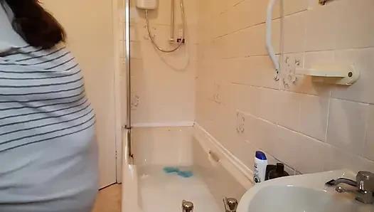 İri güzel kadın banyo zamanı eğlencesi ve göbek sallıyor