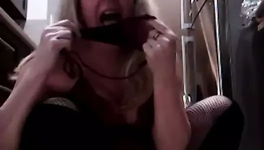 CHATOU LECHE SA CULOTTE PISSEUSE