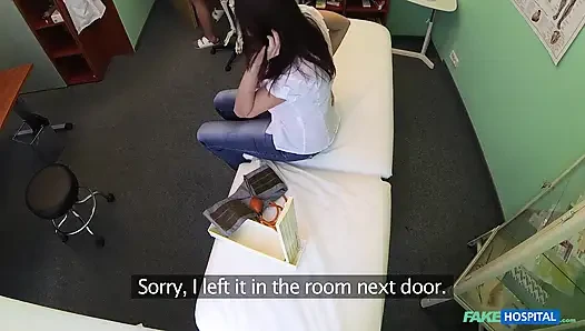Fake hospital - yaramaz hemşire ateşli bir hastane odasında seksi hastayı iyileştirmek için dilini kullanıyor