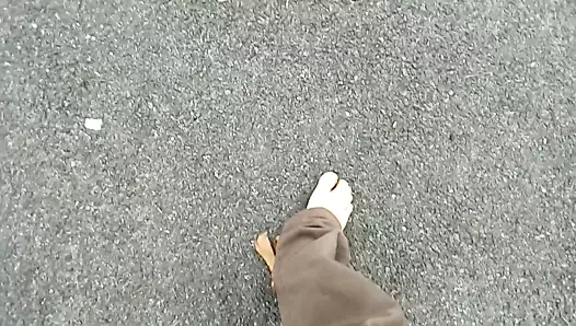 Kocalos - çimlerde çıplak ayak