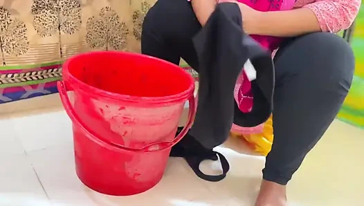 Büyük amcıklı iri güzel kadın büyük göt ve büyük memeli ateşli Mısırlı üvey anne elbise yıkıyor ve azıyor!