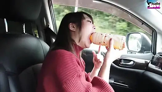 Neşeli ofis hanımı grins onu üsse götürüyor ve gırtlağına kadar alıyor - a