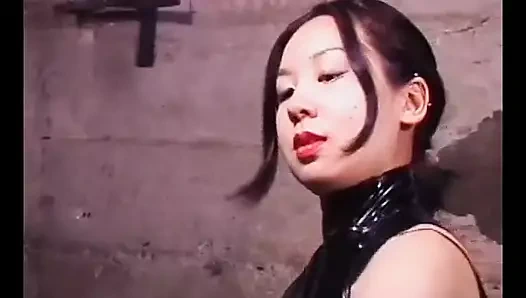 Çinli sahibeler zindanda köle arkadaşlarına aynı anda işkence ediyor.