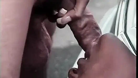 Doğal memeli zenci kadın arabanın kaputunda yatan yarağı gırtlağına kadar alıyor