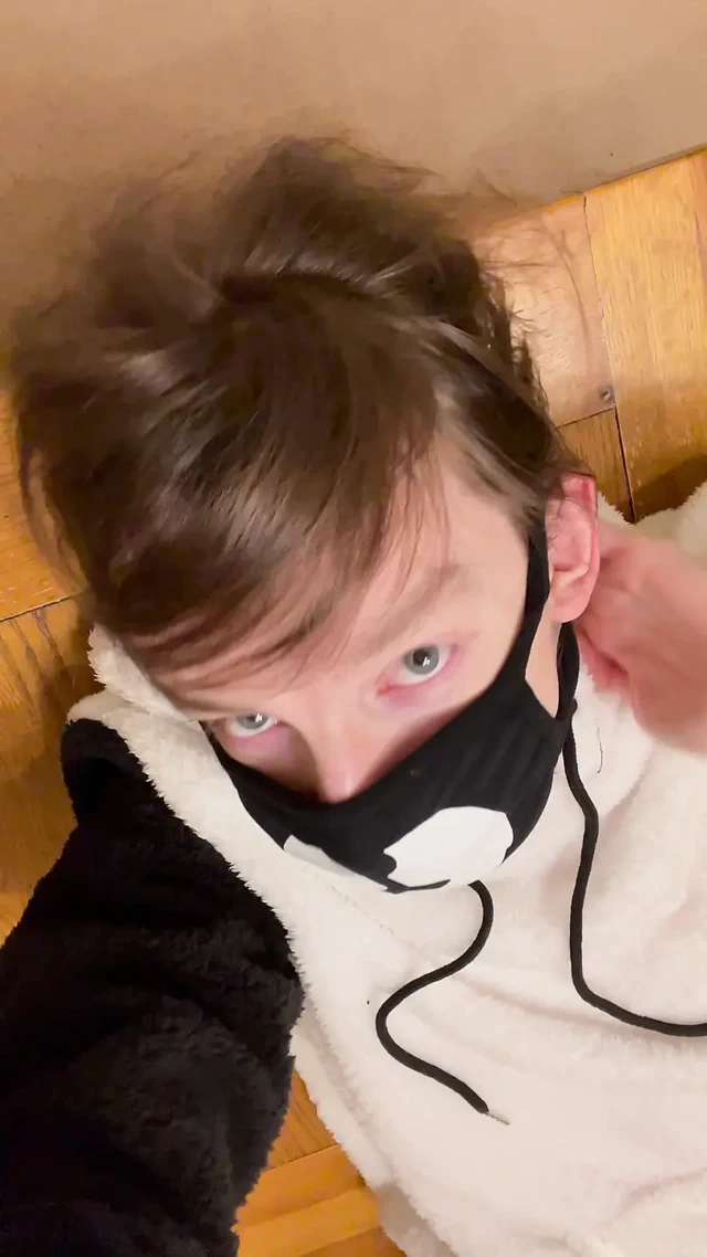 Sevimli çoraplı twink mastürbasyon yapıyor