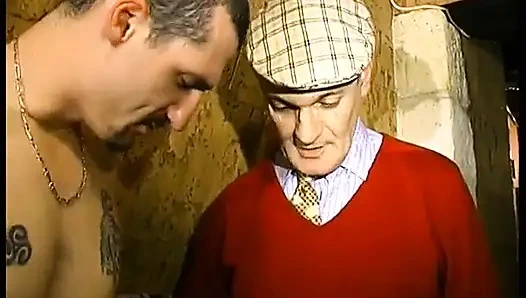 Bir dede bir fahişeye sikilmesini izlemesi için para ödüyor