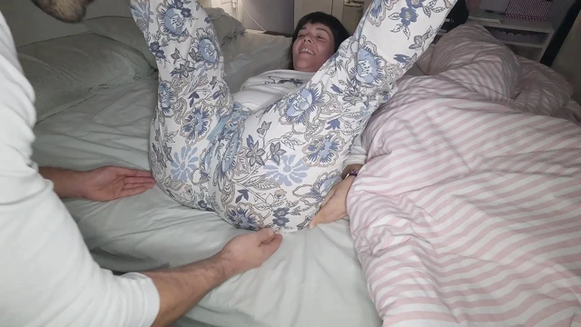 Tombul üvey annemi sikiyorum ve şişman amcığını iyi bir dölle dolduruyorum