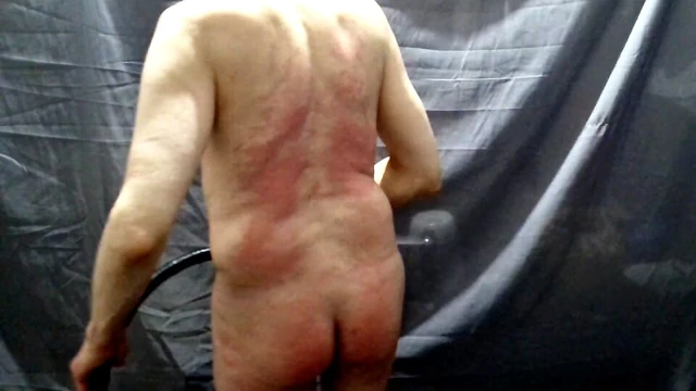 Solo itaatkar, tam genital mum ağdası ve yapay zekalı sahibe ile kendi kendini kırbaçlama ses