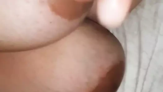 Evli kadının büyük göğüslerine boşalıyor