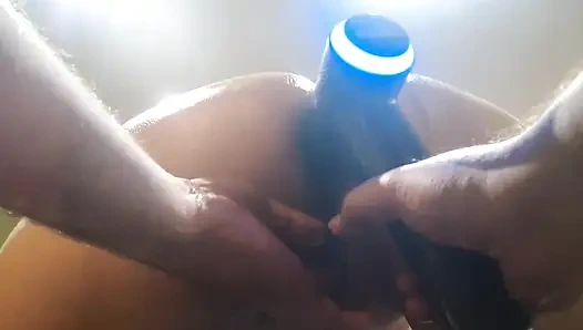 Komşu orta yaşlı seksi kadınların götünü oyuncaklarla sikmeyi seviyor