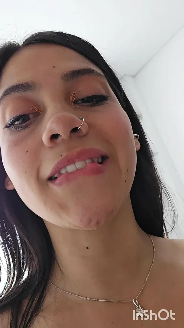 Latin kadının götüne süt alıyor