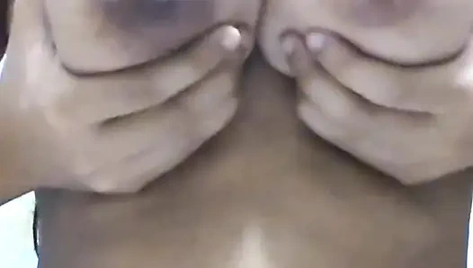 Desi koltuk altı ve zıplayan göğüslerini gösteriyor