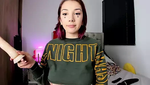 Sadece benim yapay penisim kadar büyüksen seni emerdim