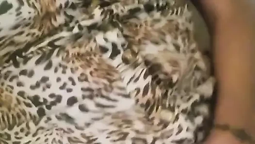 Cadılar bayramı ikramı - yaramaz Amerikalı orta yaşlı seksi kadın iş yerinde mastürbasyon yapıyor