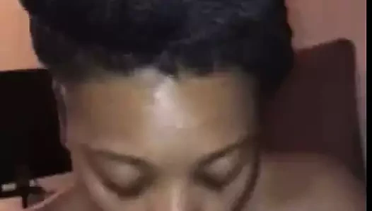 Olağanüstü siyah bebek bir kraliçe gibi berbat