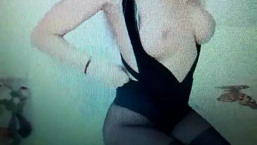 O güzeldir, dans etmeyi sever 5