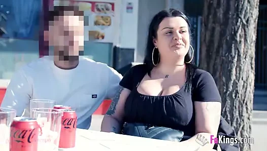 Süper busty sandra geri döndü! açık havada eğlenmek ve penisli olmak istiyor