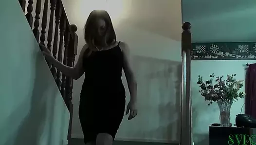 Sigara içen üvey annem bahçenin biçişini istiyor ama onun yerine götünü sikiyor