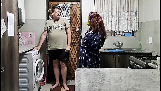 La moglie infedele inganna il vicino per scoparla e dominarla!
