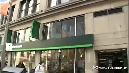Dövmeli esmer kadın arka koltukta sakso çekiyor
