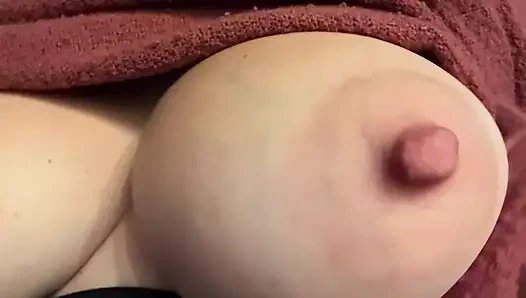 İtalyan büyük memeli orta yaşlı seksi kadın Artemisia Love sulu göğüslerini ve olgun kadınını gösteriyor