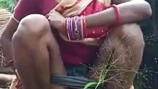 Desi village yenge pissing açık havada