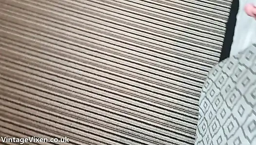 Zavallı yaraklı koca aldatan karısının ayakları üzerinde küçük yarakla mastürbasyon yapıyor ve gerçek bir adama onu sikmesi için mesaj atıyor