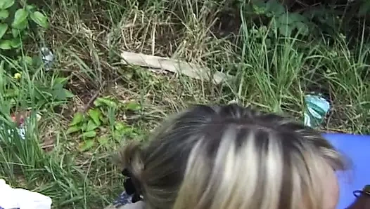 Dövmeli Fransız kaltak ateşli doğada sikiştikten sonra döl yiyor