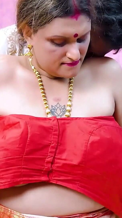 Desi ev hanımı sariyesini indiriyor, kocasının DesiBang'de onu sikmesine can atıyor | Klip 1