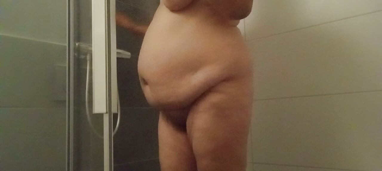 Olgun BBW büyük göbeğini sallatıyor Eva Pur