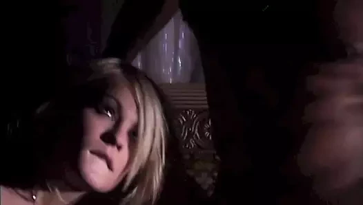 Evli kadın kocasını büyük siyah yarağıyla sarışına penetrasyon yaparken yakalıyor