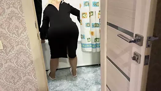 Olgun milf ile büyük göt ve büyük memeler verdi bir oral seks ve çerçeveli ona kıçını anal için