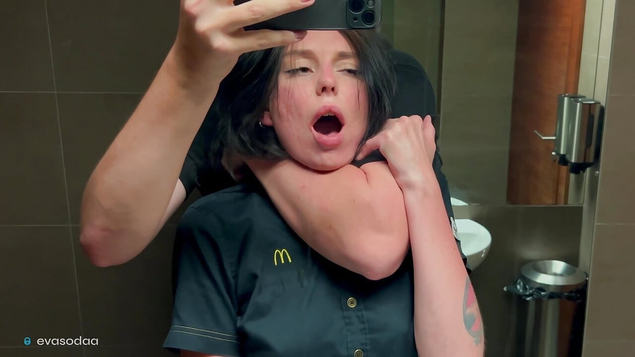 Tuvalette riskli umumi seks. Bir McDonald's çalışanını fanta'nın üzerine siktim! - Eva Soda