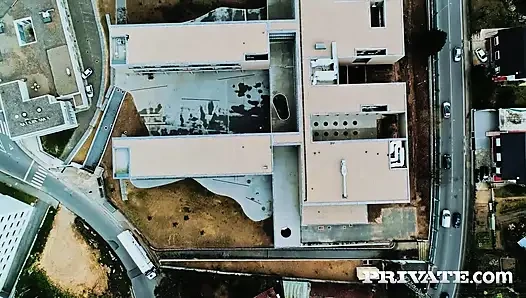 Orta yaşlı seksi kadın Christina'nın biraz hizmet ve yardıma ihtiyacı olabilir