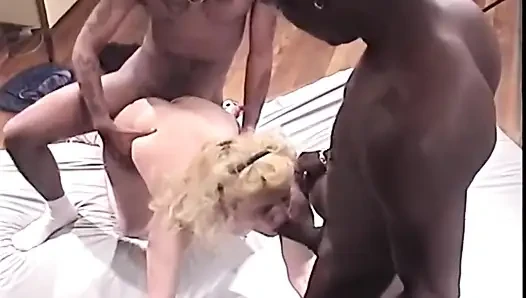 Olgun sarışın orta yaşlı seksi kadın grup seksten sonra büyük zenci yarağıyla dölleniyor