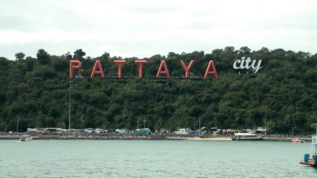 Ateşli Taylandlı kızla üçlü seks!