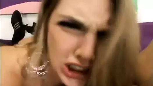 Azgın grup seks fahişesi amcığını sikiyor