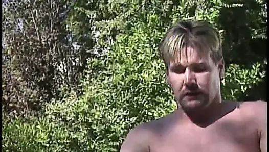 Sarışın fahişe Assfucked sert içinde havuz