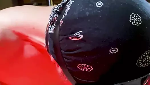 Orta yaşlı seksi kadın ben boşalana kadar sigara içiyor ve sikimi emiyor!