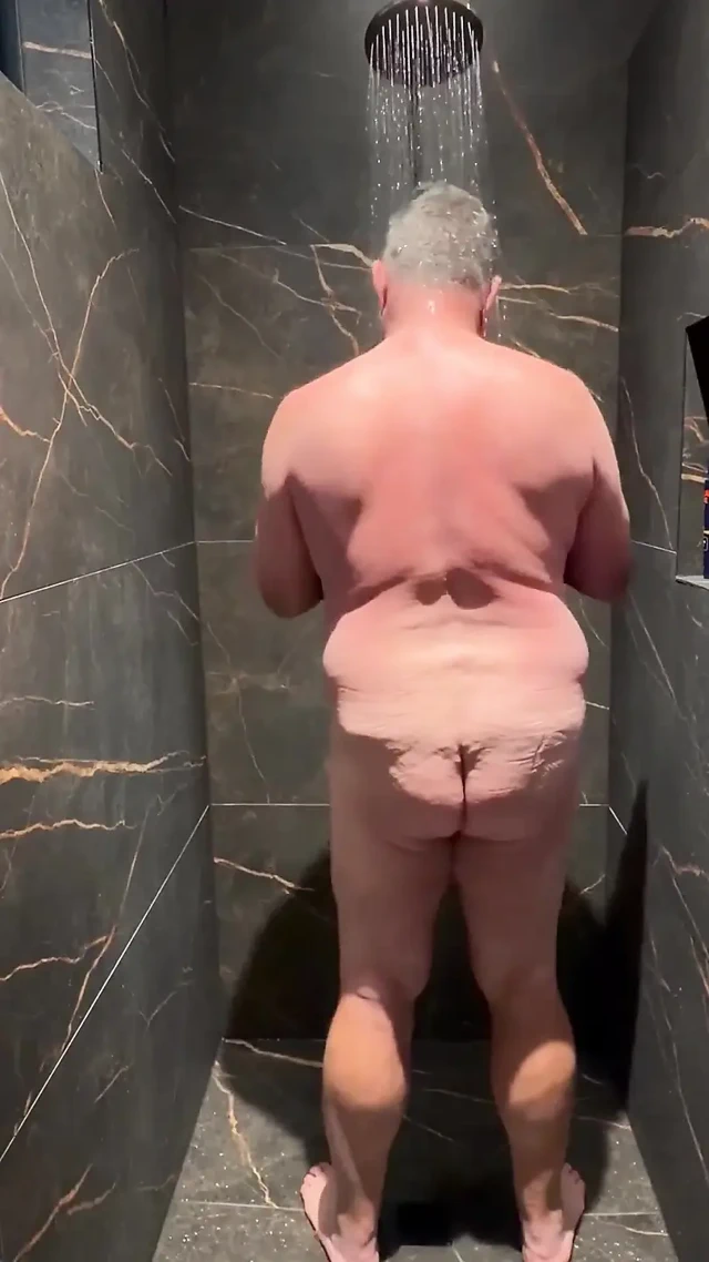 Duş alıyor çıplak