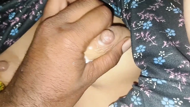 Üvey anne gece aynı odayı paylaşıyor ve ağzına boşalıyor