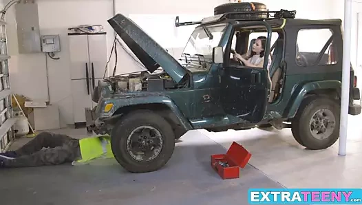 Sevimli minyon esmer bebek sert bir dong ile yüzünü tıkıyor