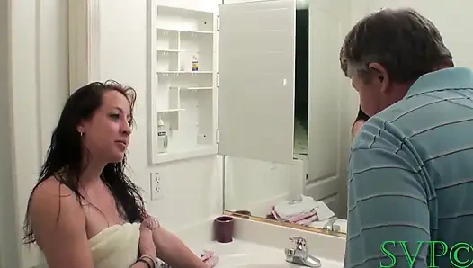 Üvey kız üvey babasının arkadaşını ateşli sigara içen seksle teselli ediyor