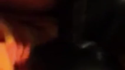 Kedi streç ile dildos hazırlık için fisting