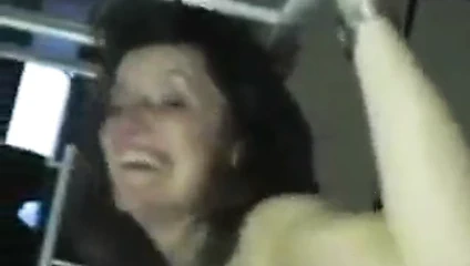 Orgazm karısı kocanın arkadaşlarını sikiyor