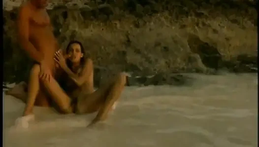 Şehvetli esmer okyanusta uzun sert yarağa biniyor