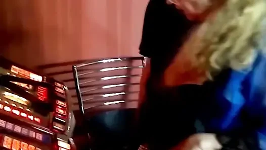 Büyük memeli Fransız sarışın genç erkek avcısı sert sikiliyor