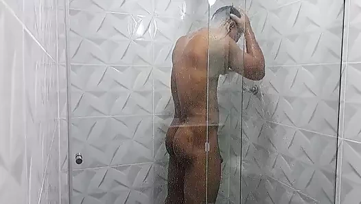 Brandy sikimi emmeyi seviyor, ben duş alırken beni şaşırtıyor